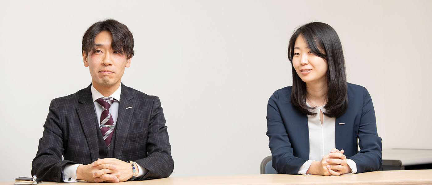 並んで話を聞いている様子のT.EnmaruとS.Ikeda