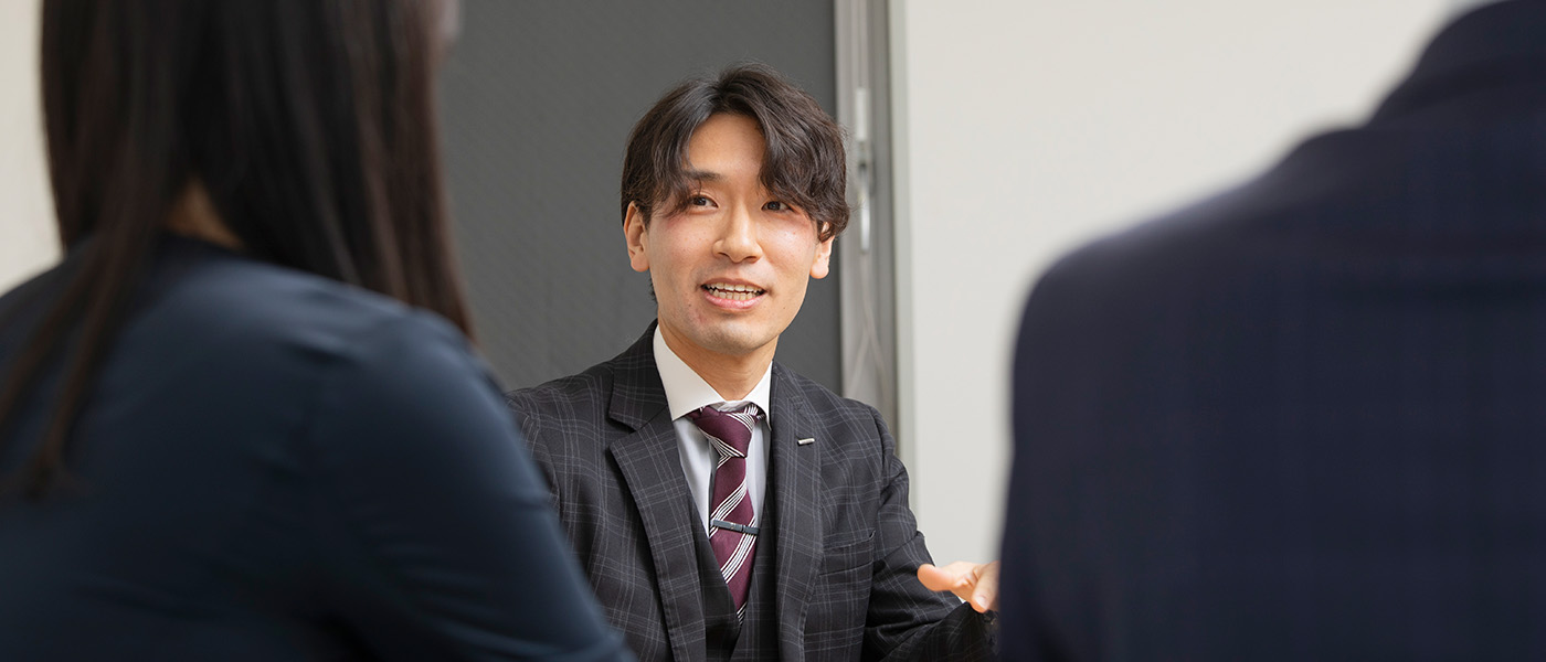 2人に向かって話をするT.Enmaru