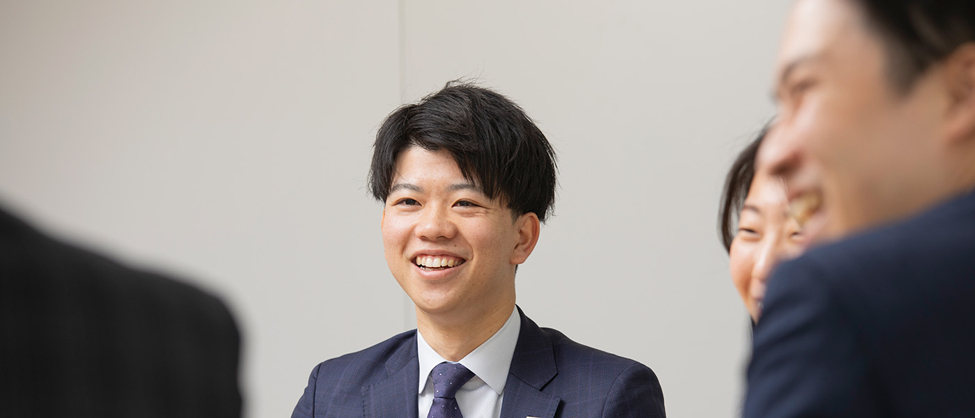 笑顔で話を聞いている様子のK.Shibata