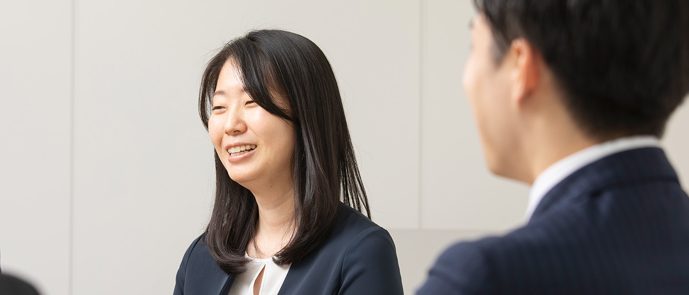 笑顔で話を聞くS.Ikeda