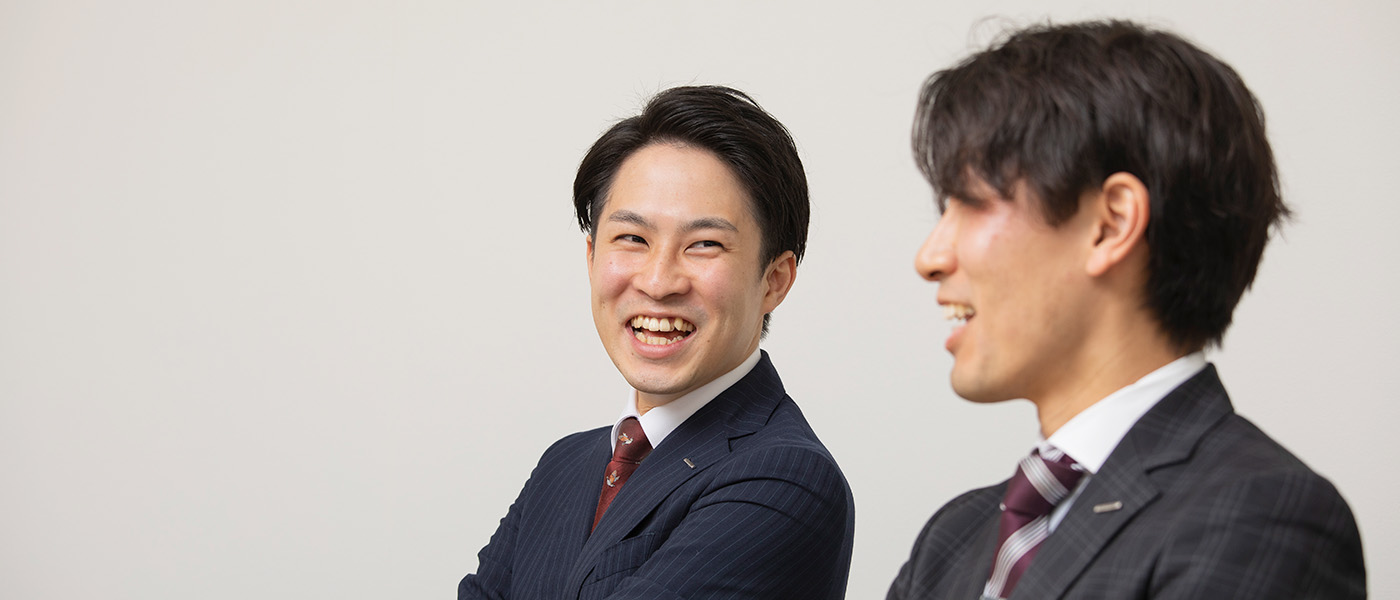 笑顔で顔を見合わせるM.AshitaniとT.Enmaru