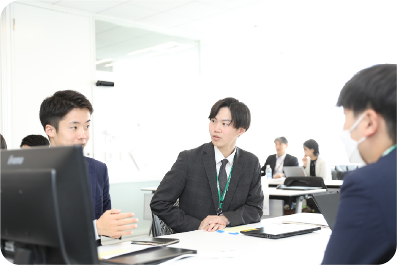 チームで話し合っている様子