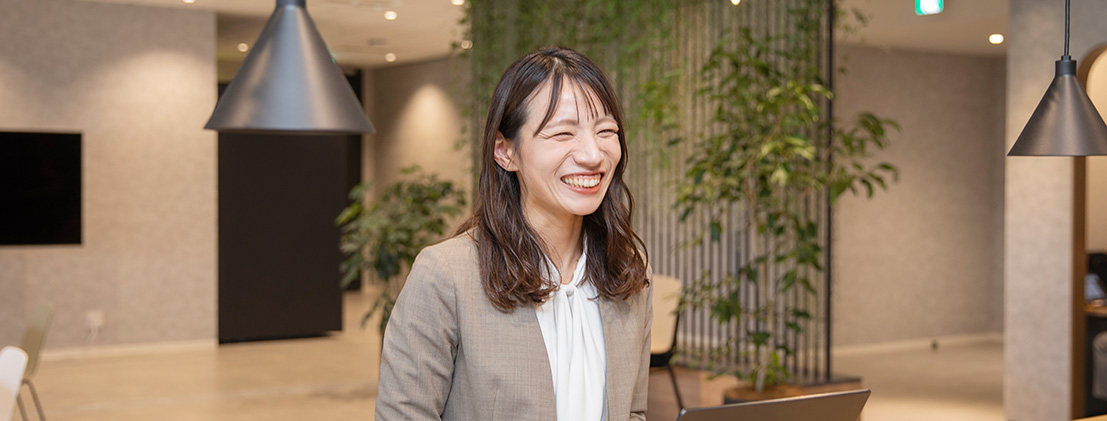 共有スペースでインタビューに笑顔で答える 医薬横浜支店 MR W.Hayashida