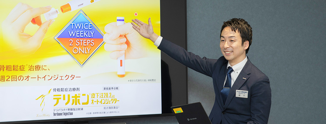 モニターを前に新薬の説明をする 医薬東京支店 MR/チームリーダー D.Sakashita
