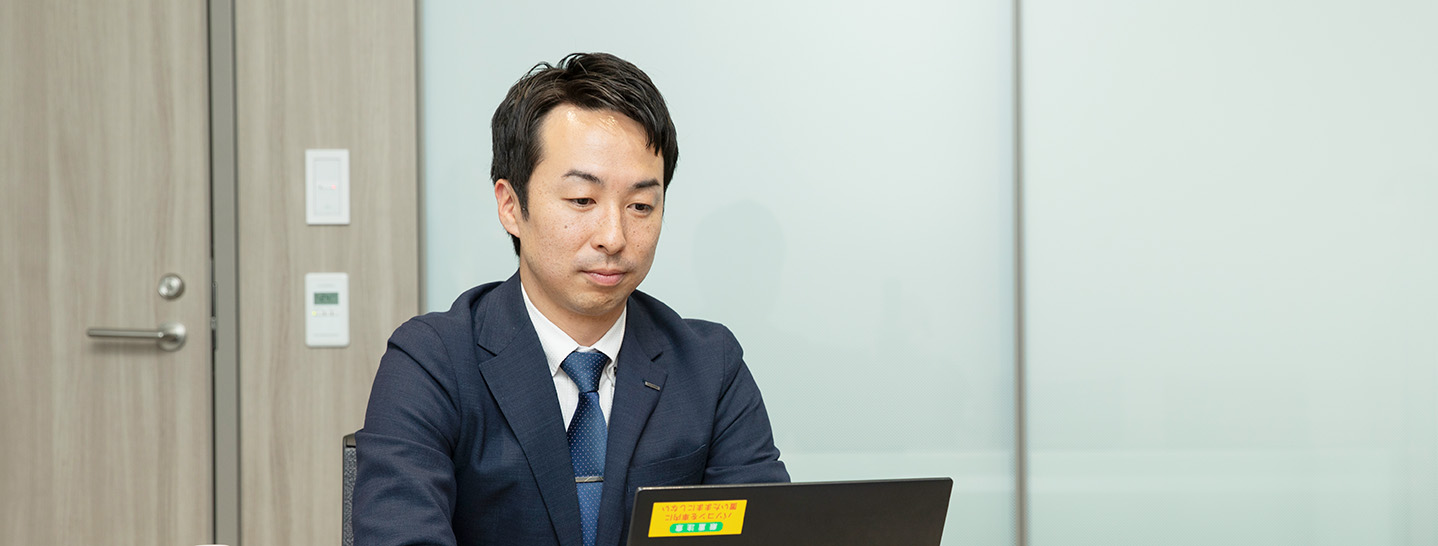 デスクでPCを開き仕事をしている様子 医薬東京支店 MR/チームリーダー D.Sakashita